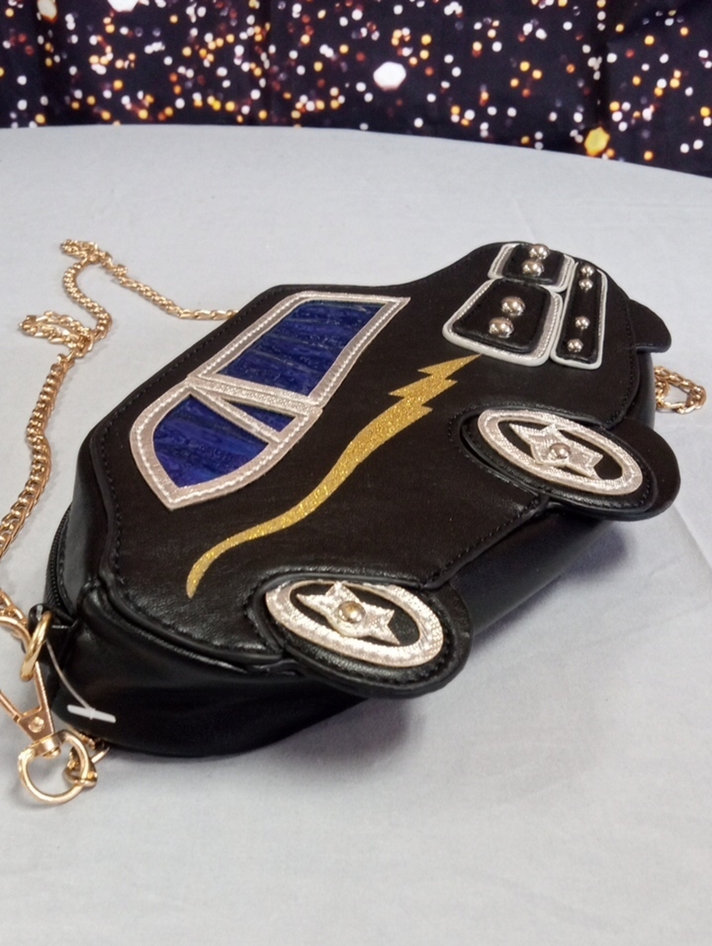 👜 Black Novelty Car-Shaped Crossbody Bag with Gold Chain - Picture 2 of 5